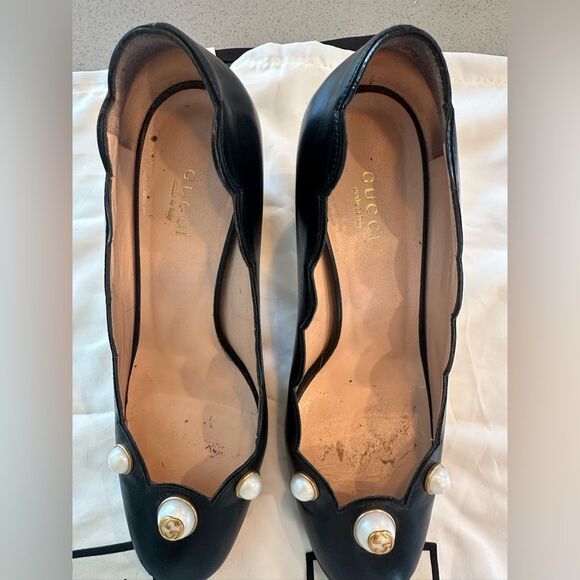 GUCCI Black Scalloped Leather Willow Pearl Embellished Block Heel Pumps Size 37 - Picture 3 of 10